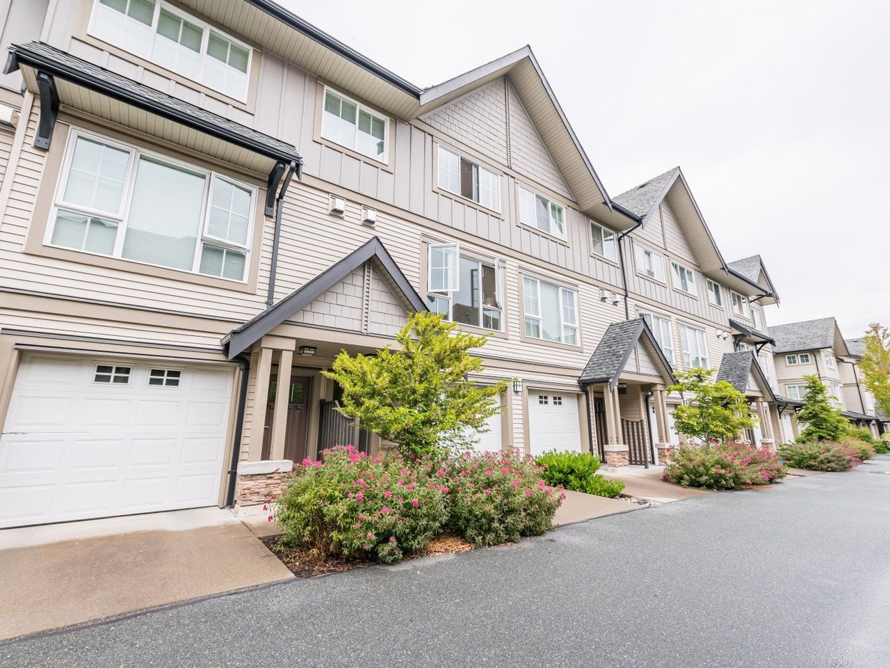 Main Photo: 263 2501 161A Street in Surrey: Grandview Surrey Townhouse for sale in "Highland Park" (South Surrey White Rock)  : MLS®# R2467326