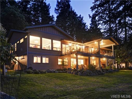 Main Photo: 4042 Palmetto Pl in VICTORIA: SE Ten Mile Point House for sale (Saanich East)  : MLS®# 732908