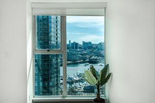 Photo 4: 1705 1009 EXPO Boulevard in Vancouver: Yaletown Condo for sale in "Landmark 33" (Vancouver West)  : MLS®# R2871703