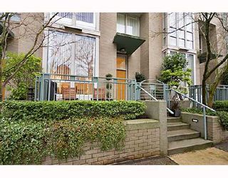 Photo 3: 105 1228 MARINASIDE Crescent in Vancouver: False Creek North Townhouse for sale in "CRESTMARK II" (Vancouver West)  : MLS®# V682760