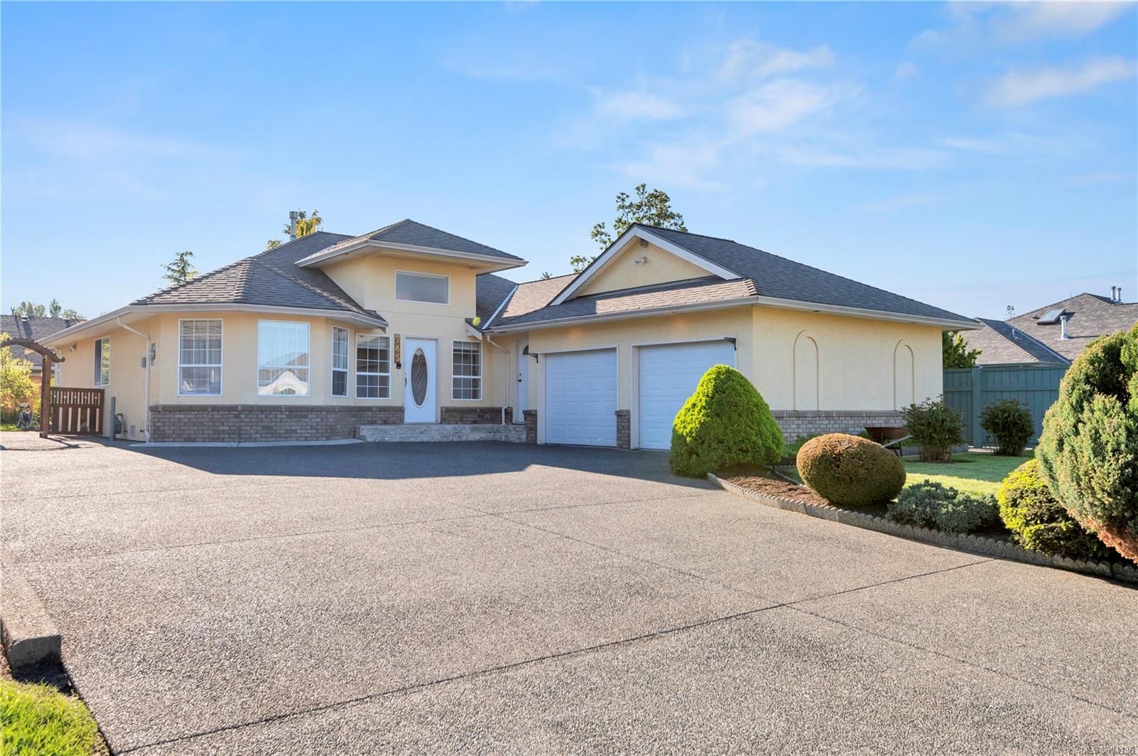 Main Photo: 745 Cambridge Dr in Campbell River: CR Willow Point House for sale : MLS®# 904136