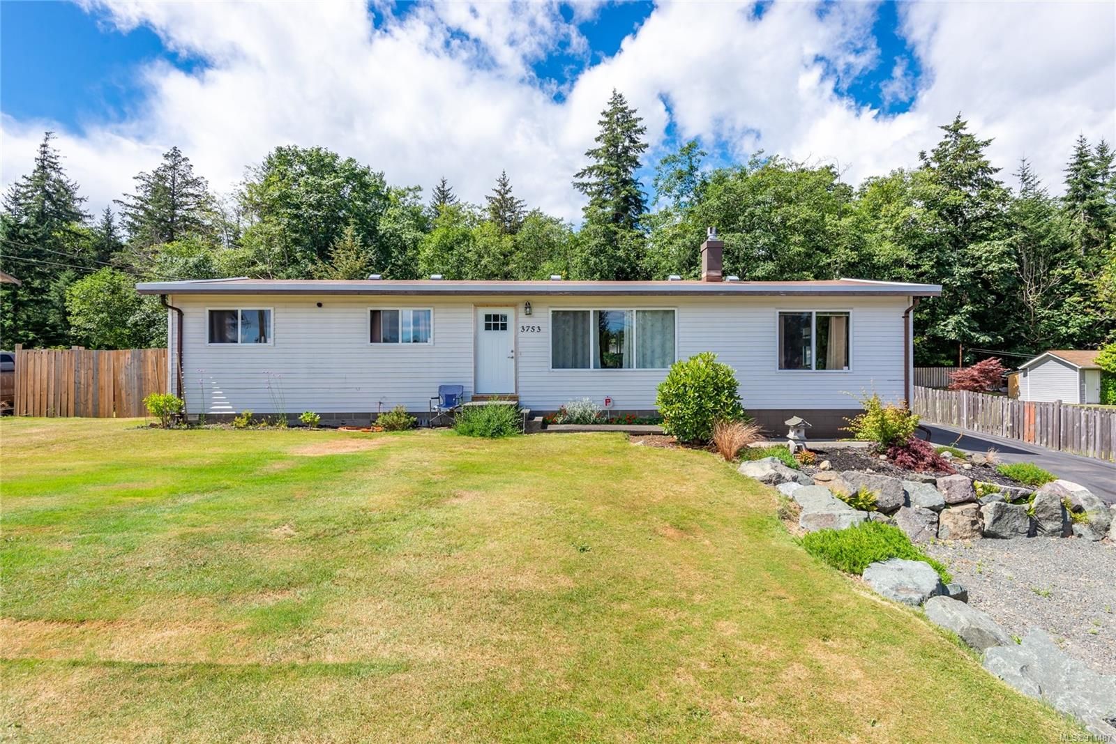 Main Photo: 3753 McLelan Rd in Campbell River: CR Campbell River South House for sale : MLS®# 911487