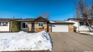 Photo 1: 122 Stacey Crescent in Saskatoon: Dundonald Residential for sale : MLS®# SK803368