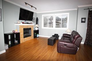 Photo 3: 29 7168 179 Street in Surrey: Cloverdale BC Townhouse for sale in "OVATION" (Cloverdale)  : MLS®# R2219873