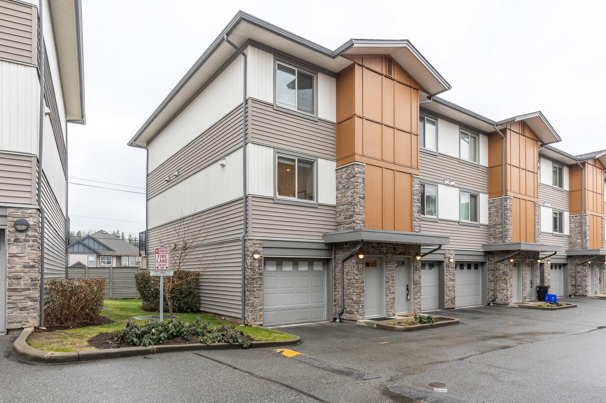 Main Photo: 81 34248 KING ROAD in Abbotsford: Abbotsford East Townhouse for sale : MLS®# R2747897