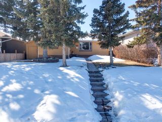 Photo 3: 8927 34 Avenue NW in Calgary: Bowness Detached for sale : MLS®# A2034334