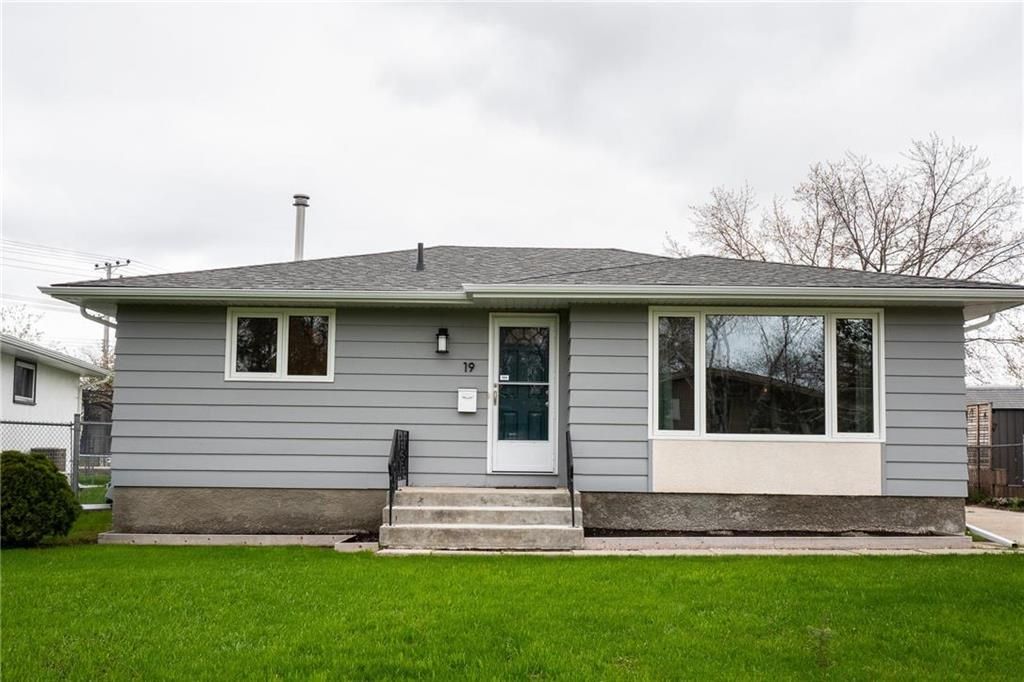 Main Photo: 19 Gerrond Bay in Winnipeg: Crestview House for sale (5H)  : MLS®# 202211230