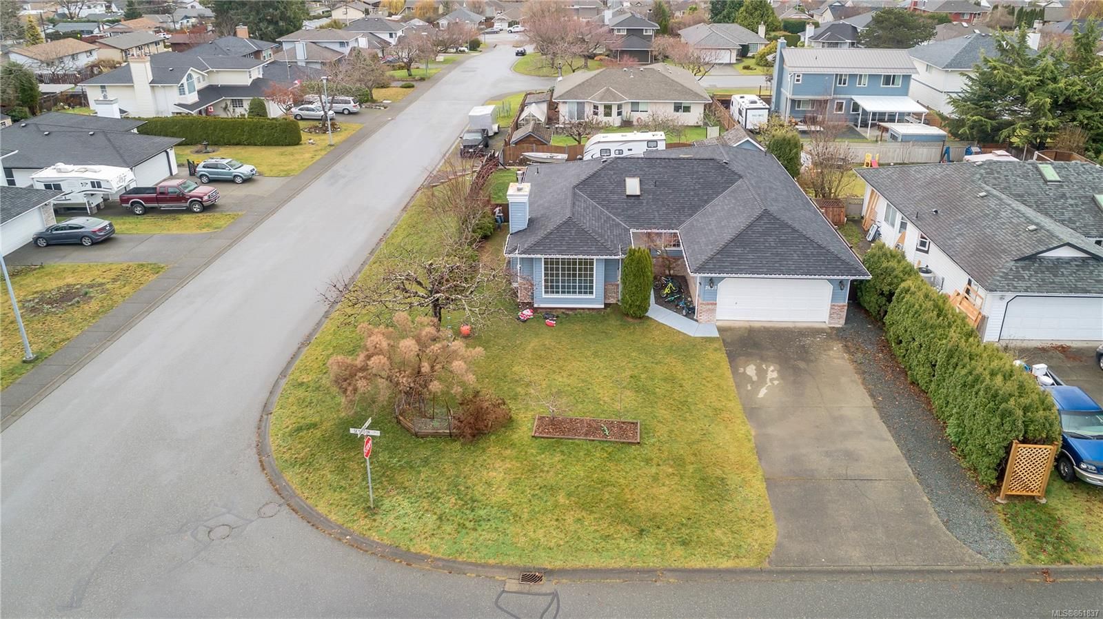 Main Photo: 2605 Seymour Pl in Campbell River: CR Willow Point House for sale : MLS®# 861837