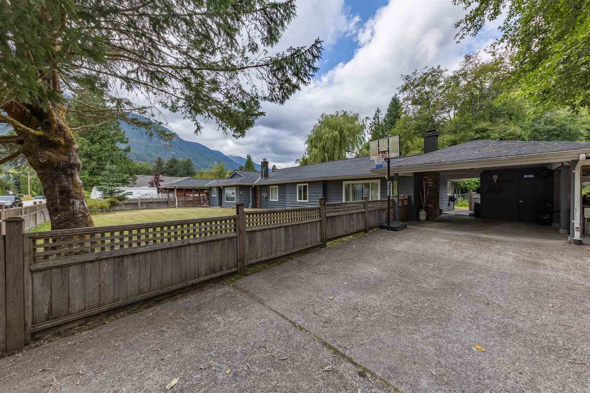 Main Photo: 1333-35 ZENITH Road in Squamish: Brackendale House for sale in "Brackendale" : MLS®# R2603570