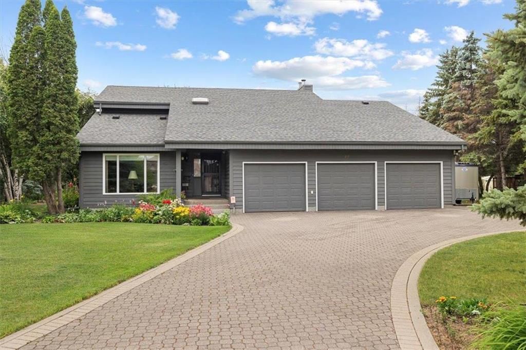 Beautiful family home in East St Paul. Curb appeal to the max!