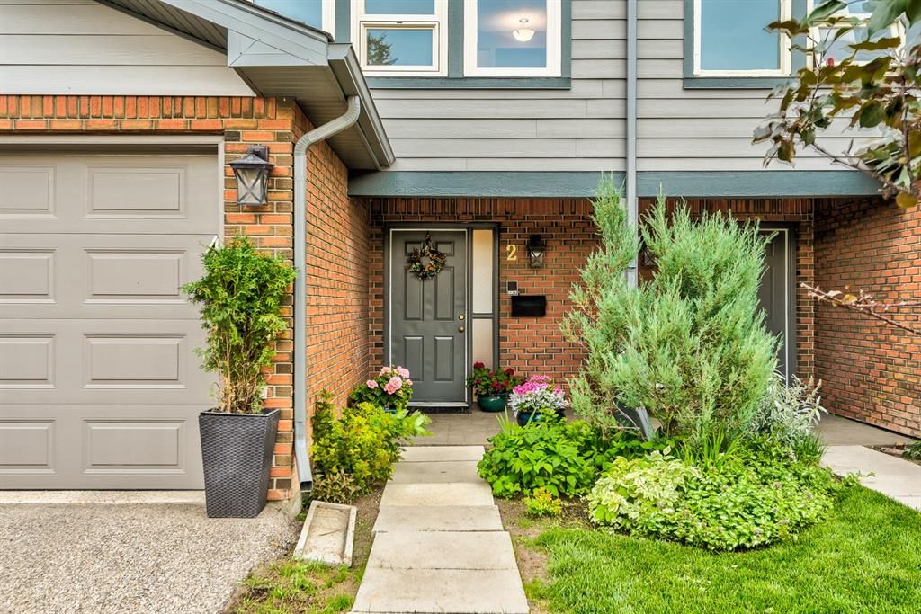 Main Photo: 2 64 Woodacres Crescent SW in Calgary: Woodbine Row/Townhouse for sale : MLS®# A1131075