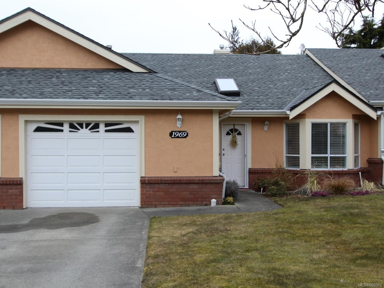 Main Photo: 1969 Bunker Hill Dr in NANAIMO: Na Departure Bay Row/Townhouse for sale (Nanaimo)  : MLS®# 808312