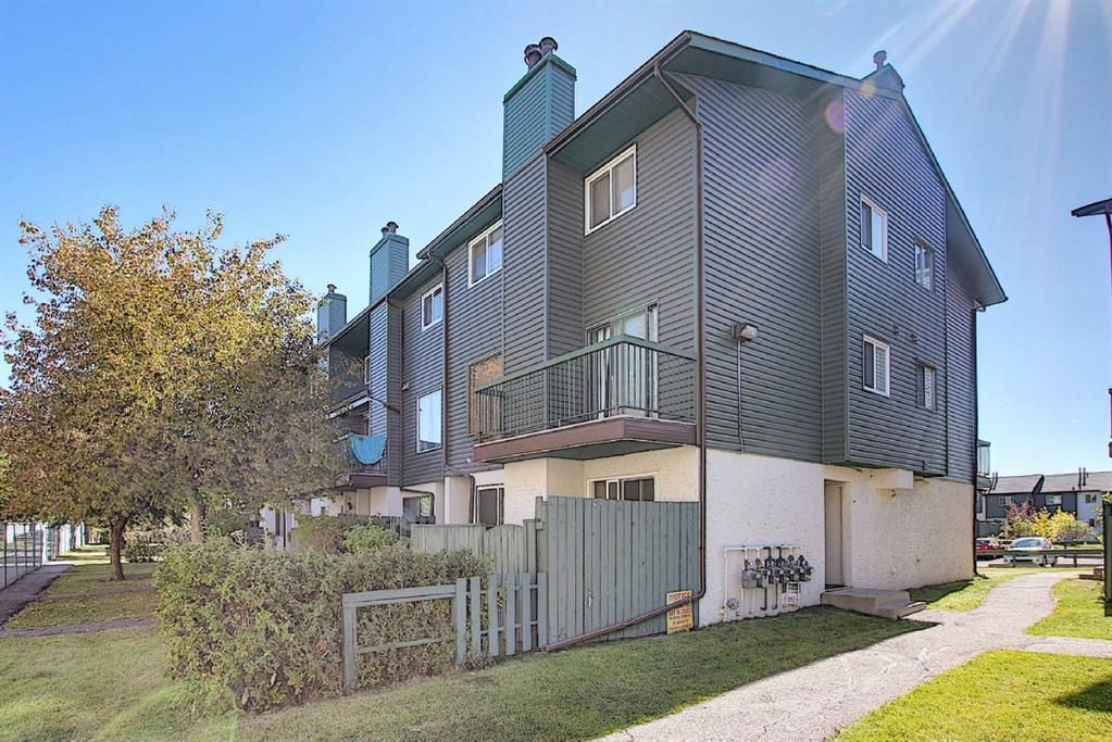 Main Photo: 48 2511 38 Street NE in Calgary: Rundle Row/Townhouse for sale : MLS®# A1036999
