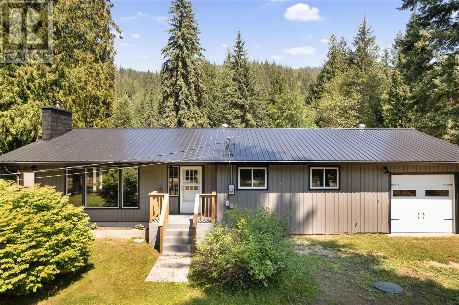 Main Photo: 2005 Payne Road, in Sicamous: House for sale : MLS®# 10280572