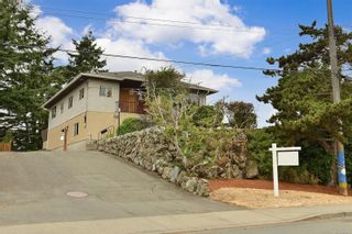 Photo 2: 2536 ASQUITH St in Victoria: Vi Oaklands House for sale : MLS®# 883783
