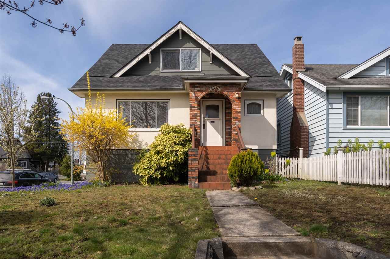 Main Photo: 2795 NANAIMO Street in Vancouver: Grandview Woodland House for sale in "COMMERCIAL DRIVE" (Vancouver East)  : MLS®# R2450158