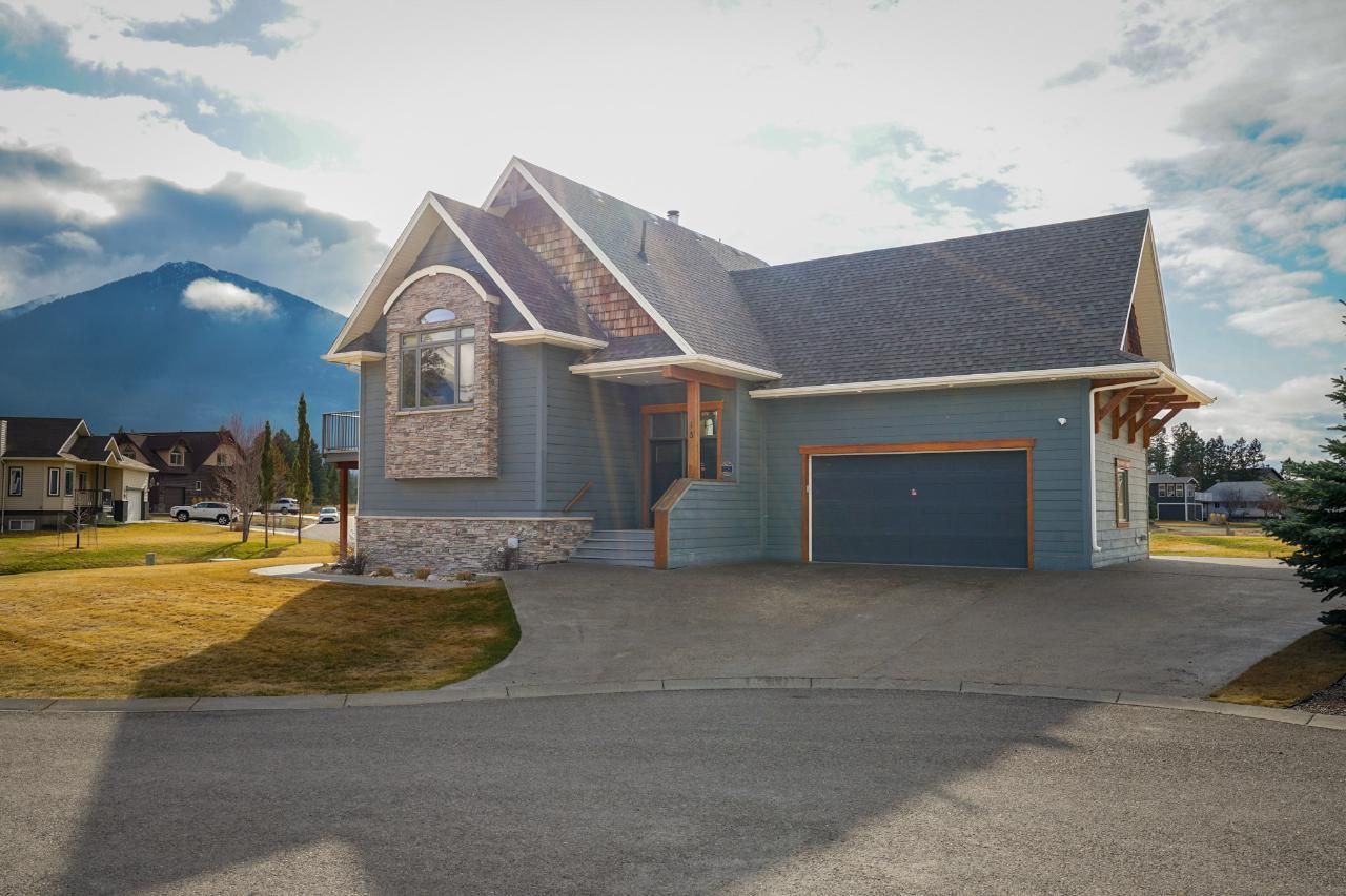 Main Photo: 13 - 640 UPPER LAKEVIEW ROAD in Invermere: House for sale : MLS®# 2474545
