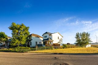 Photo 2: 55 Erin Road SE in Calgary: Erin Woods Detached for sale : MLS®# A2002318