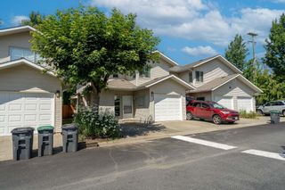 Photo 2: 3 16016 82 Avenue in Surrey: Fleetwood Tynehead Townhouse for sale in "Maple Court" : MLS®# R2710021