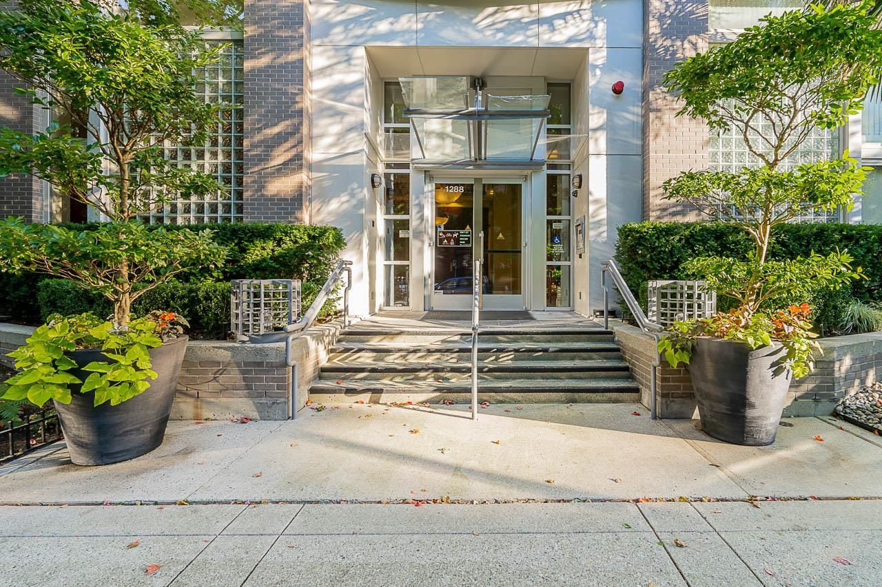 Main Photo: 601 1288 MARINASIDE Crescent in Vancouver: Yaletown Condo for sale in "Crestmark 1" (Vancouver West)  : MLS®# R2816462