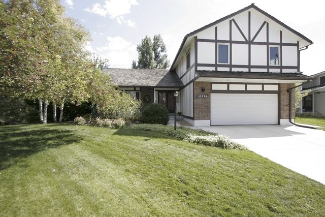 Main Photo: 10094 E Weaver Ave in Englewood: Cherry Creek Farm House for sale (South Sub East)  : MLS®# 654713