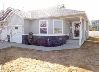 Photo 1: 422 Jenkins Drive: Red Deer Row/Townhouse for sale : MLS®# A1090069