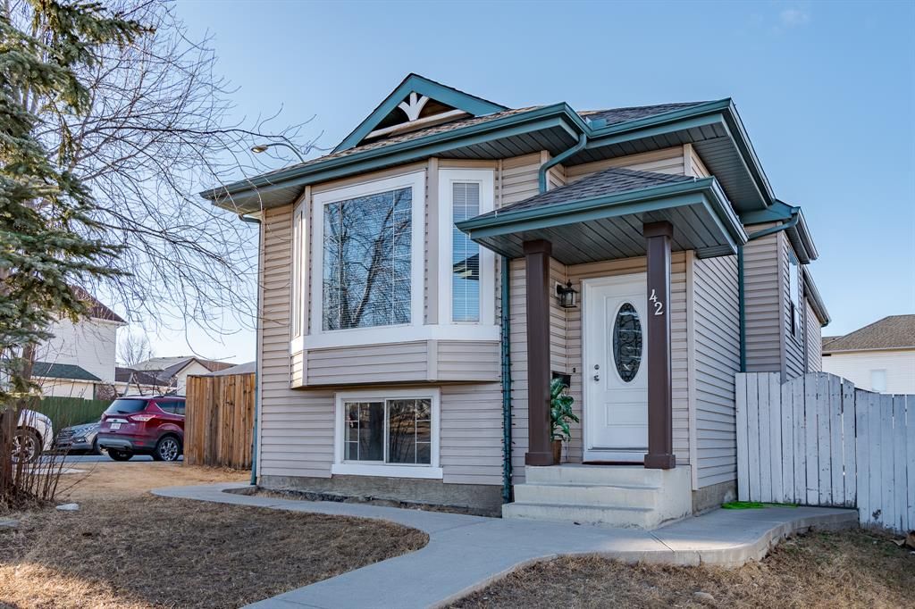 Main Photo: 42 Somervale Drive SW in Calgary: Somerset Detached for sale : MLS®# A2050896