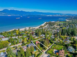 Photo 2: 4722 DRUMMOND Drive in Vancouver: Point Grey House for sale (Vancouver West)  : MLS®# R2819129