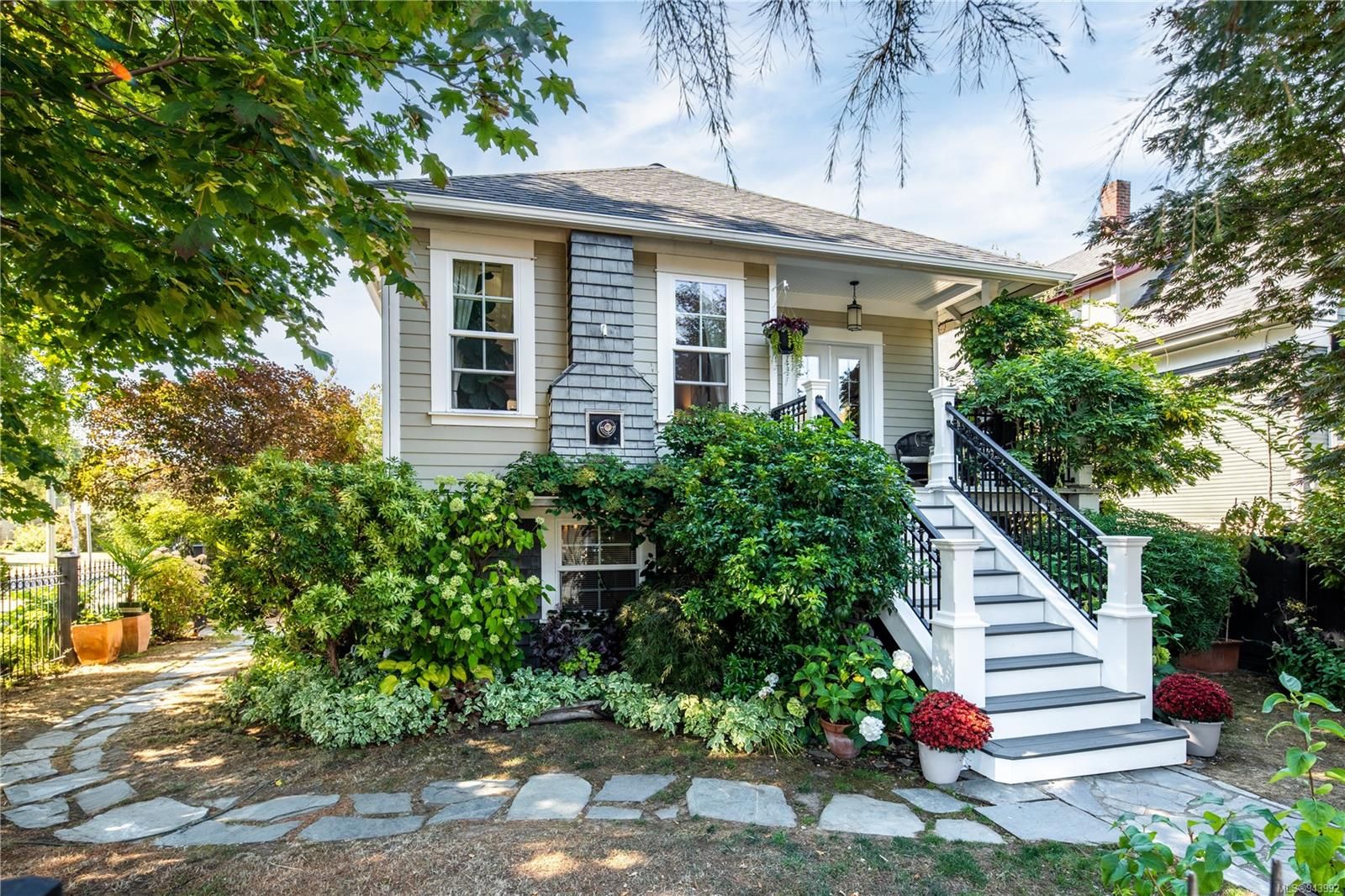 Main Photo: 302 Montreal St in Victoria: Vi James Bay House for sale : MLS®# 943992