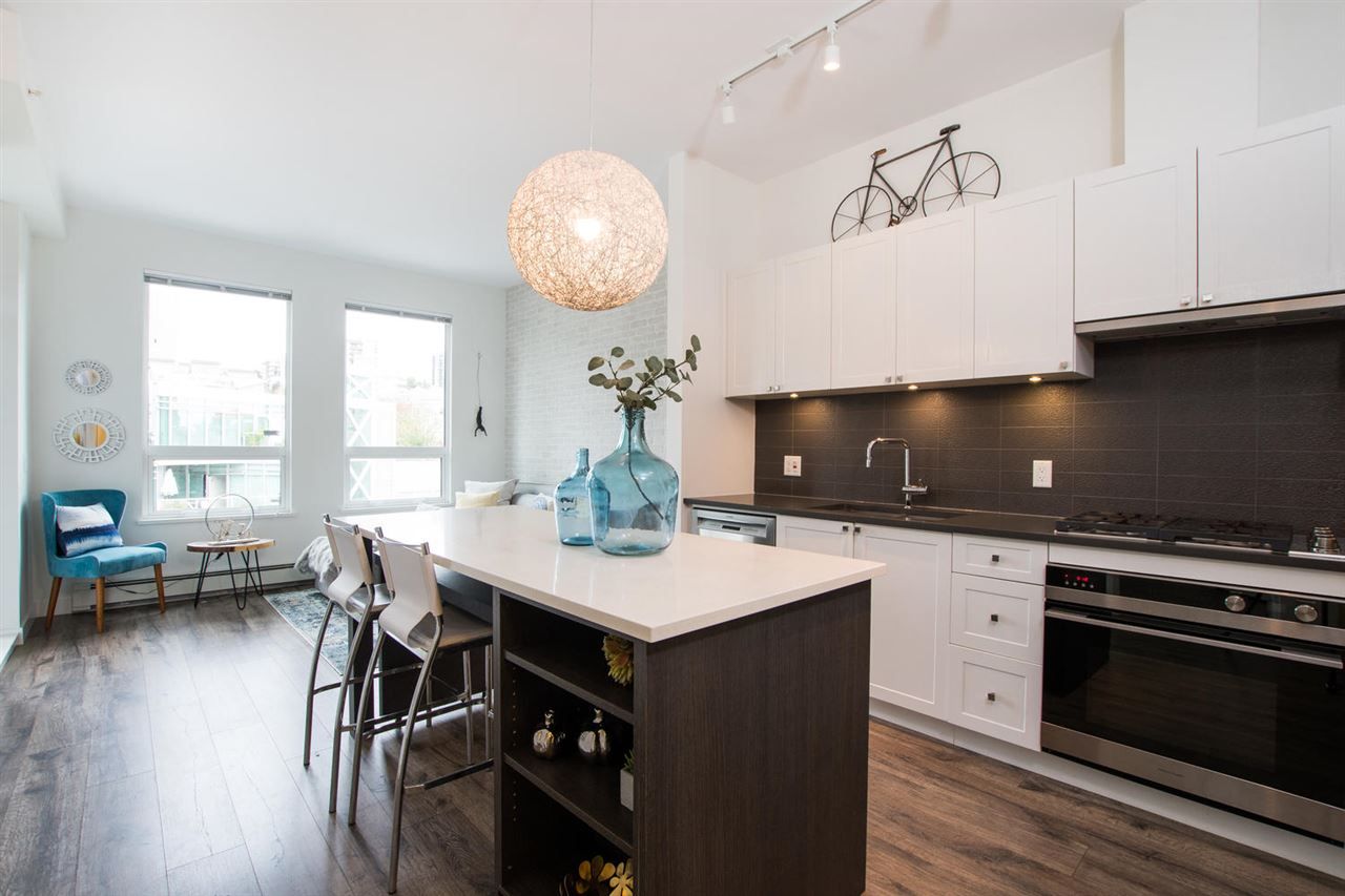 Main Photo: 406 105 W 2ND STREET in North Vancouver: Lower Lonsdale Condo for sale : MLS®# R2515353