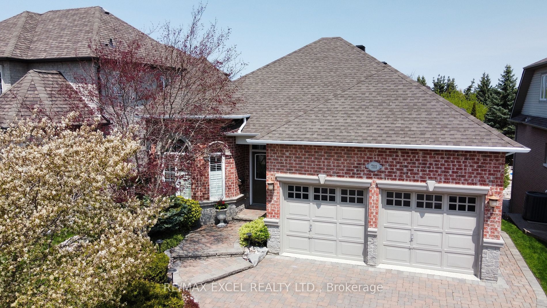 Main Photo: 711 Madeline Heights in Newmarket: Stonehaven-Wyndham House (Bungalow) for sale : MLS®# N5978512