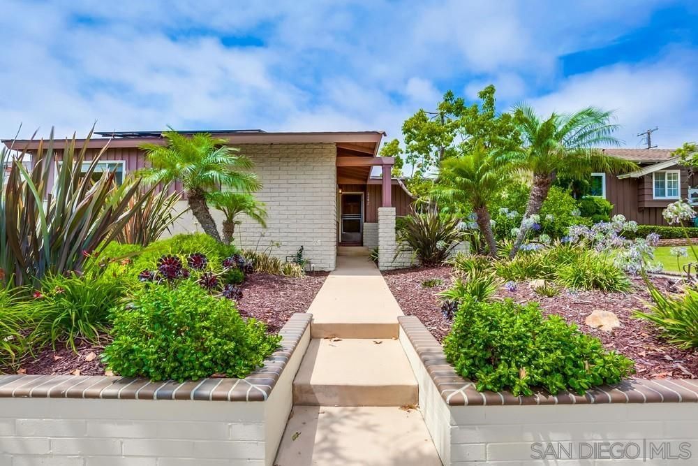 Main Photo: PACIFIC BEACH House for sale : 4 bedrooms : 1142 Opal St in San Diego