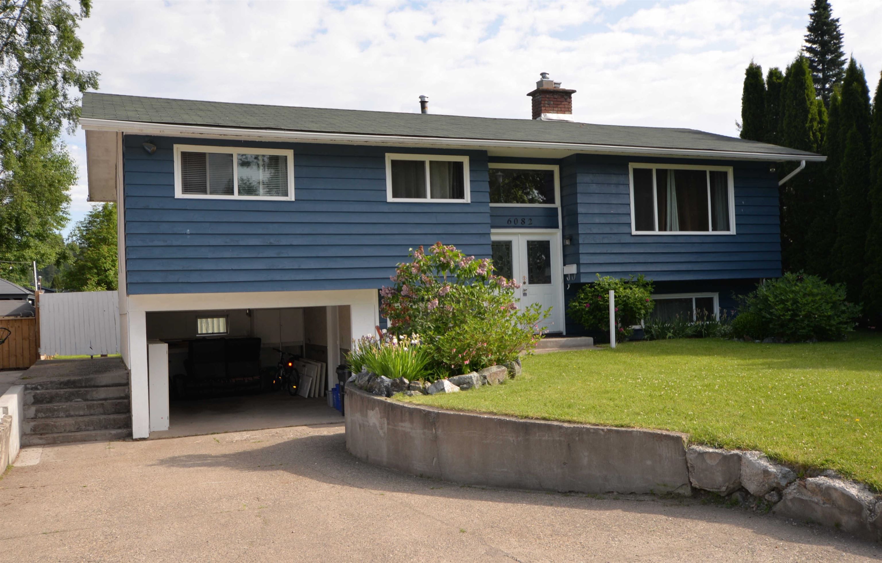 Main Photo: 6082 CALEDONIA Crescent in Prince George: Lower College Heights House for sale in "Lower College Heights" (PG City South West)  : MLS®# R2704504