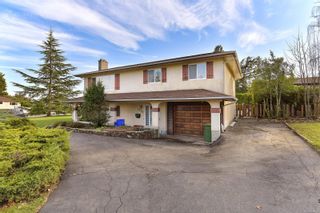 Photo 2: 1977 Blackthorn Dr in Central Saanich: CS Saanichton House for sale : MLS®# 954736