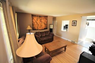 Photo 2: 142 Danbury Bay in Winnipeg: Crestview Residential for sale (5H)  : MLS®# 202112843