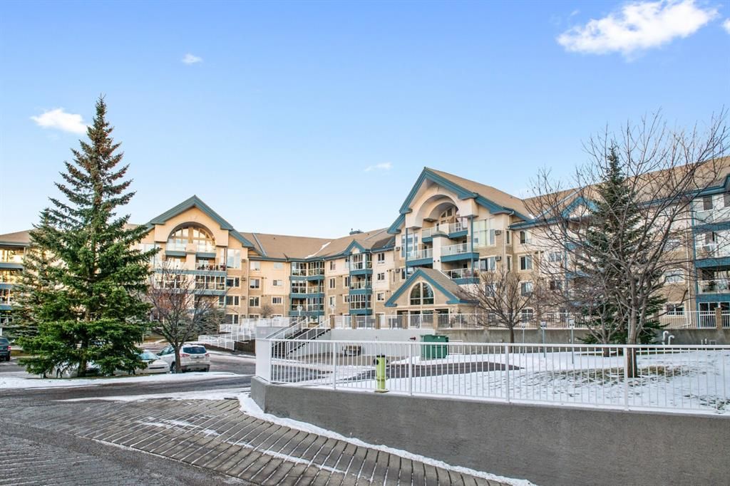 Main Photo: 314 7239 Sierra Morena Boulevard SW in Calgary: Signal Hill Apartment for sale : MLS®# A1051645