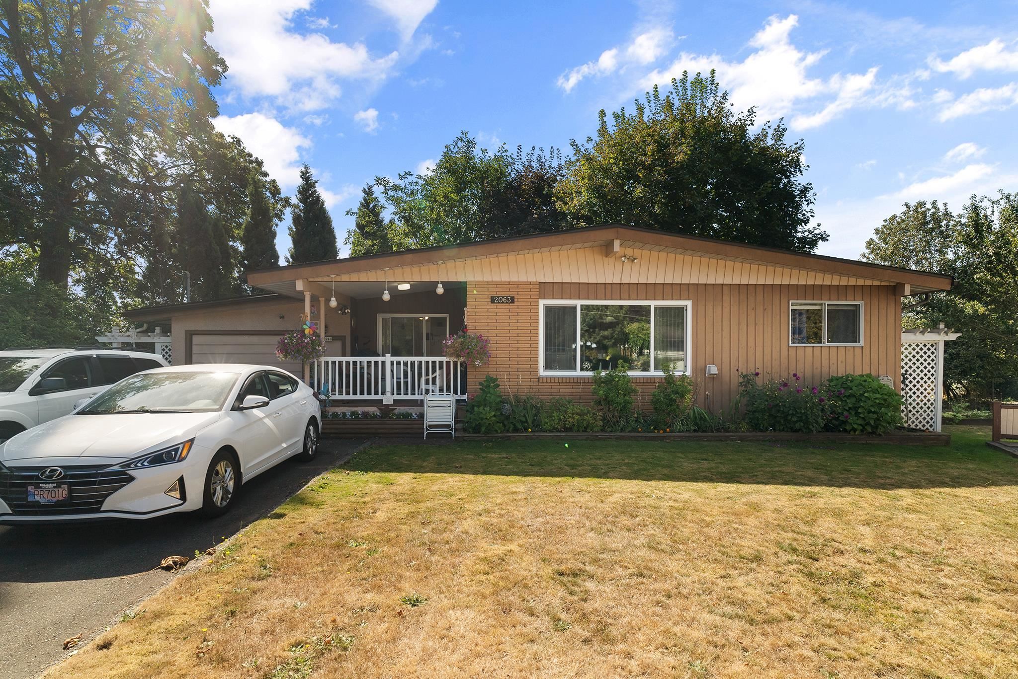 Main Photo: 2063 WILLOW Street in Abbotsford: Central Abbotsford House for sale : MLS®# R2753544