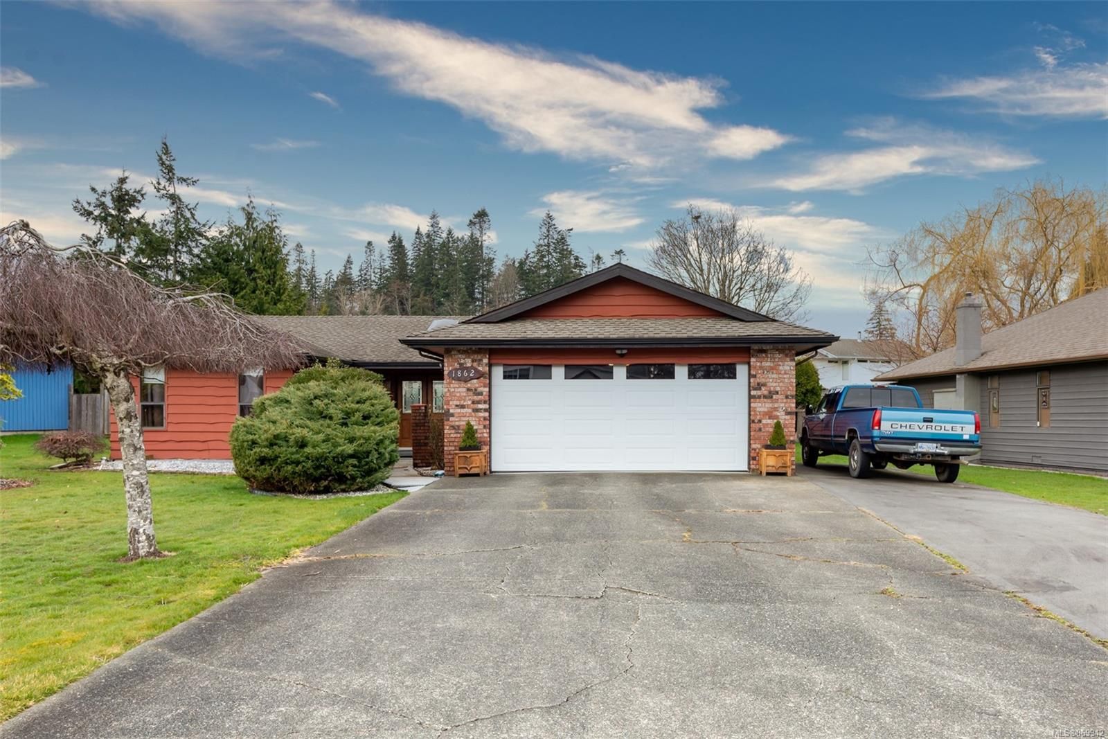 Main Photo: 1862 Snowbird Cres in Campbell River: CR Willow Point House for sale : MLS®# 869942
