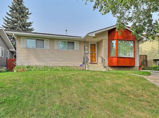 Photo 3: 852 Thorneycroft Drive NW in Calgary: Thorncliffe Detached for sale : MLS®# A1257781
