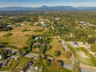 Photo 1: 25557 FRASER Highway in Langley: Salmon River House for sale : MLS®# R2724143