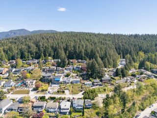 Photo 3: 11 AXFORD Bay in Port Moody: Barber Street House for sale : MLS®# R2877400