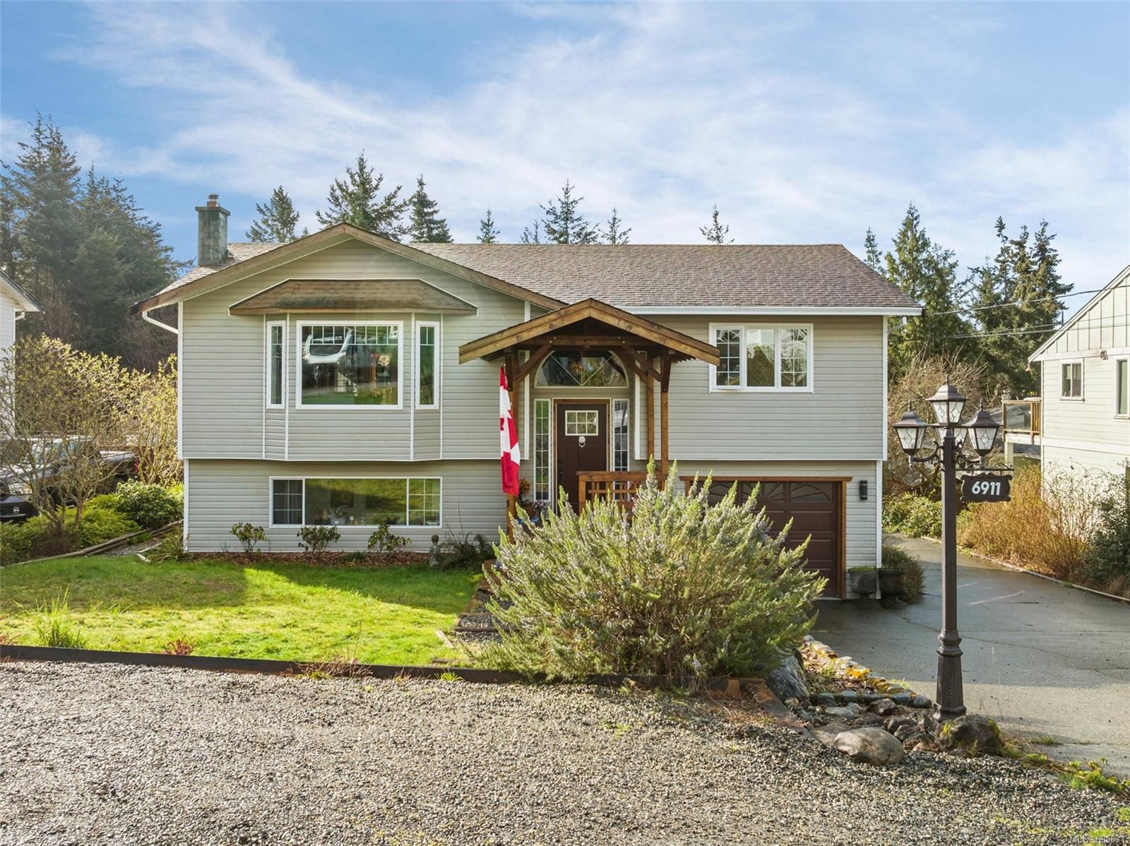 Main Photo: 6911 Charval Pl in Sooke: Sk Broomhill House for sale : MLS®# 898631