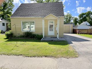 Photo 1: 121 6th St NE in Portage la Prairie: House for sale : MLS®# 202214135