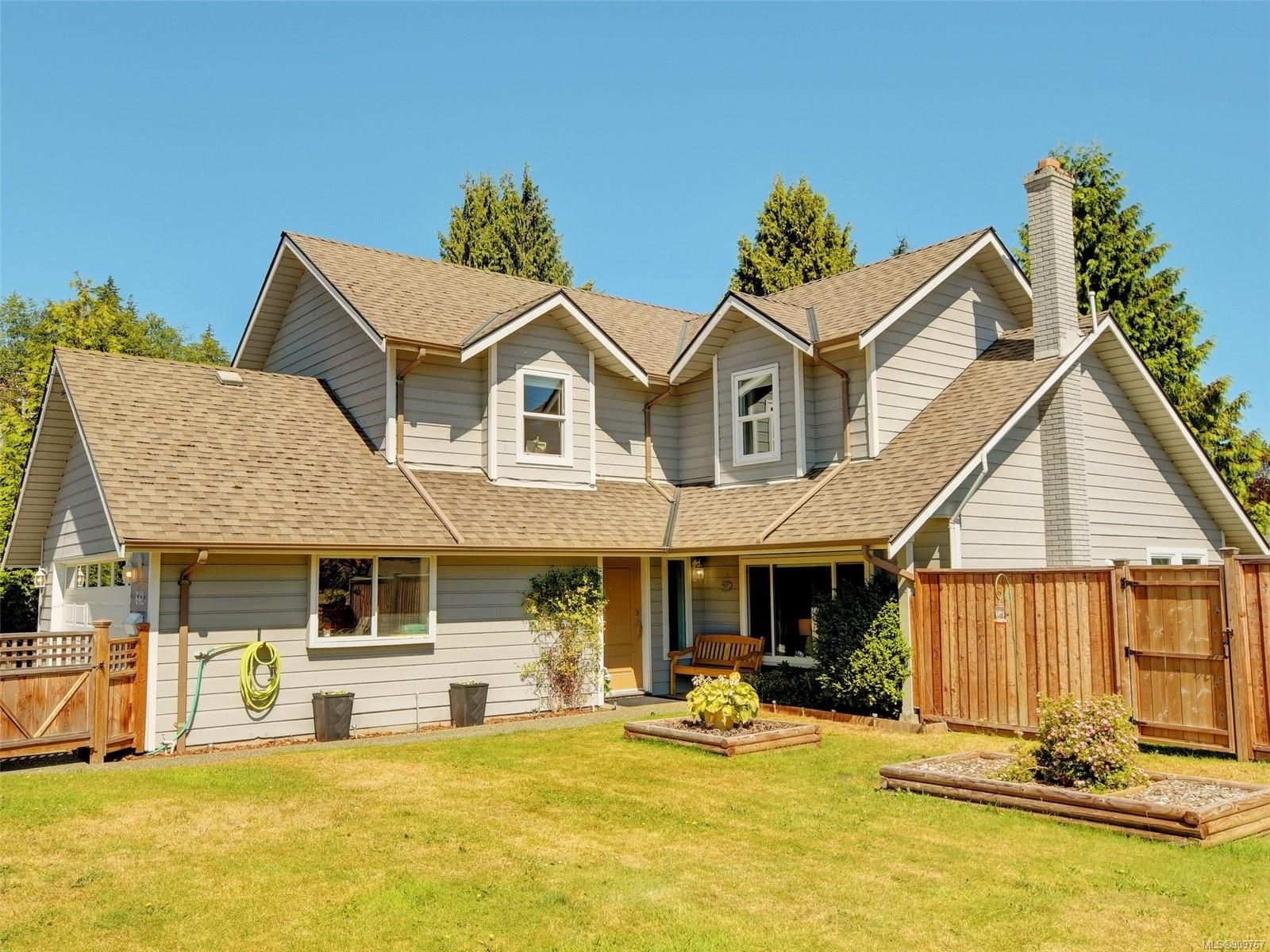 Main Photo: 642 Cairndale Rd in Colwood: Co Triangle House for sale : MLS®# 909767