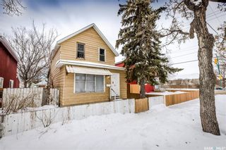 Photo 1: 403 H Avenue South in Saskatoon: Riversdale Residential for sale : MLS®# SK884120