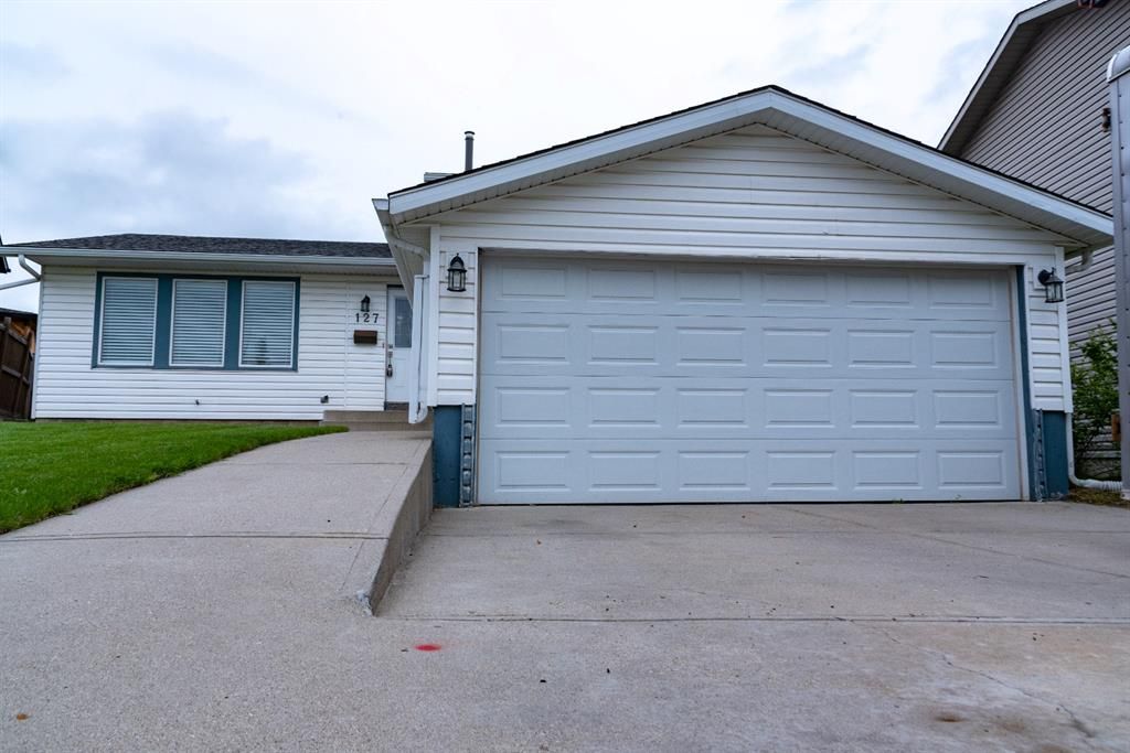 Main Photo: 127 Bedwood Bay NE in Calgary: Beddington Heights Detached for sale : MLS®# A1237344
