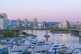 Main Photo: 906 1288 MARINASIDE Crescent in Vancouver: Yaletown Condo for sale (Vancouver West)  : MLS®# R2876670