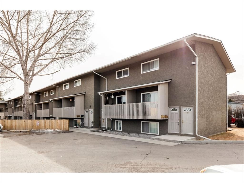 Main Photo: 19 8112 36 Avenue NW in Calgary: Bowness Row/Townhouse for sale : MLS®# A1196275