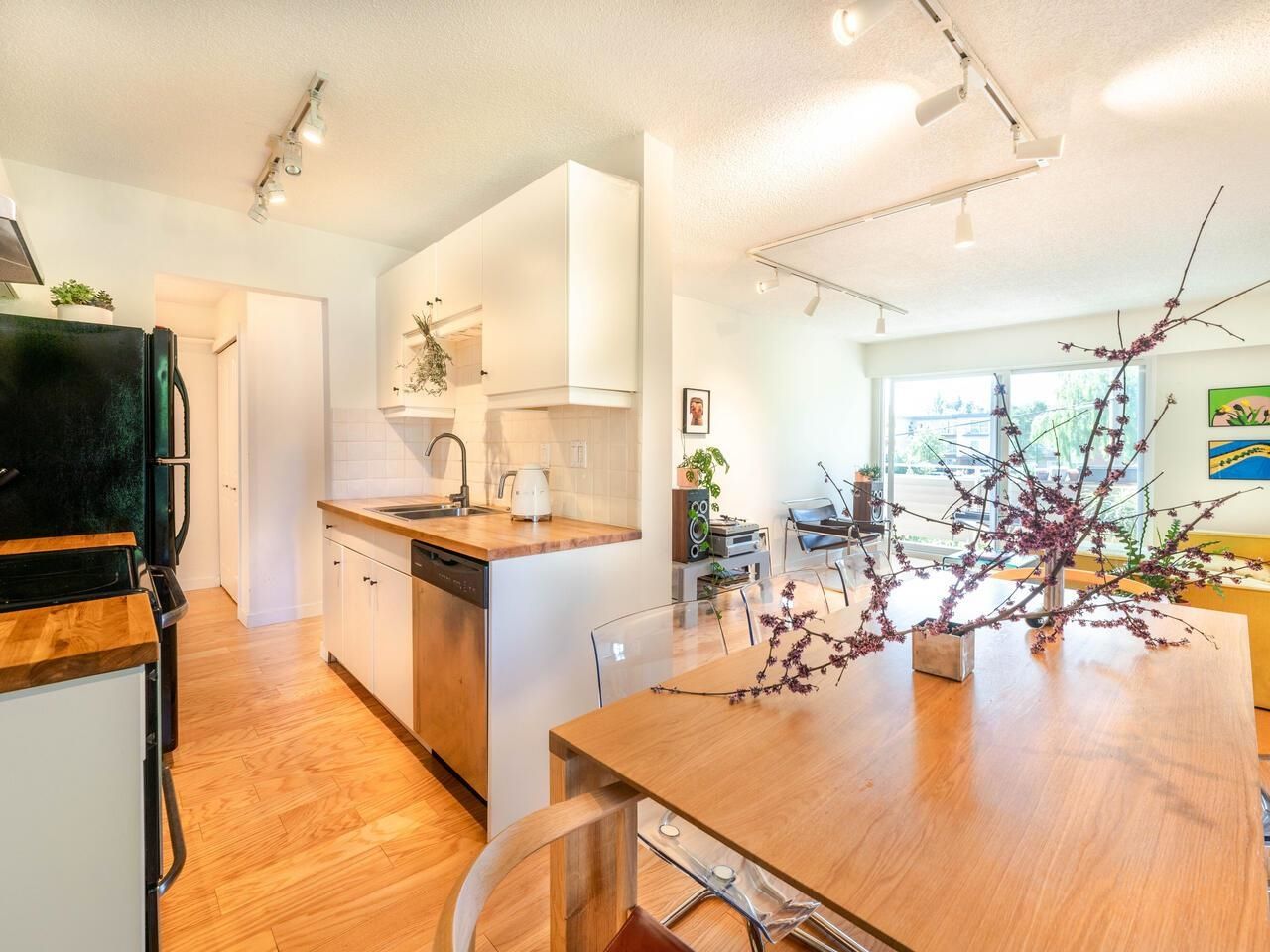 Main Photo: 305 750 E 7TH Avenue in Vancouver: Mount Pleasant VE Condo for sale in "Dogwood Place" (Vancouver East)  : MLS®# R2784651