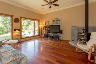 Photo 2: 42047 GOVERNMENT Road in Squamish: Brackendale House for sale : MLS®# R2151176